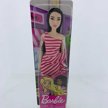 Mattel Barbi-Figur mit gestreiftem Kleid und Highheels