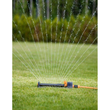 Fiskars Wassersparender Sprinkler L mit Metallfuß, 17,5 x 19 m Reichweite, Rasensprinkler Sprinklersystem